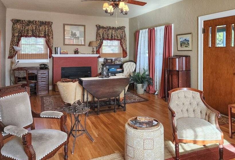 Eclectic Home: Walk To Town & Bath District!