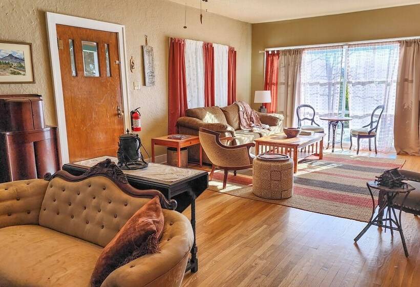 Eclectic Home: Walk To Town & Bath District!