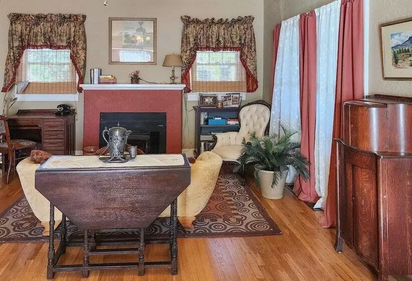 Eclectic Home: Walk To Town & Bath District!