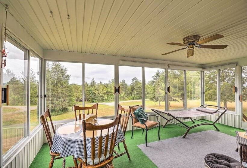 Finger Lakes Retreat W/ Sunroom, Fire Pit & Bbq!