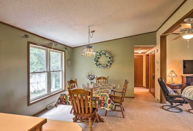 Finger Lakes Retreat W/ Sunroom, Fire Pit & Bbq!