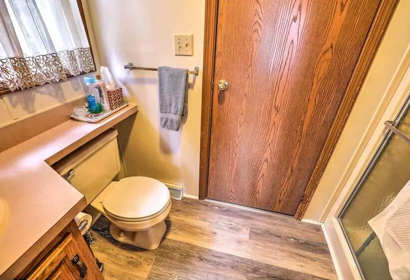 Finger Lakes Retreat W/ Sunroom, Fire Pit & Bbq!