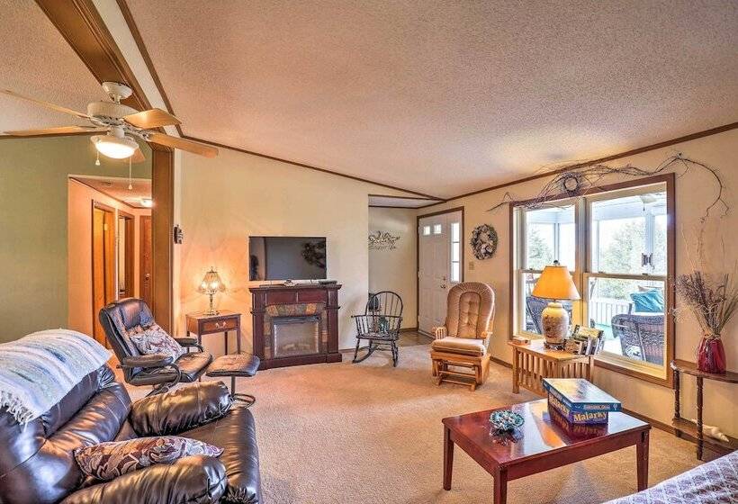 Finger Lakes Retreat W/ Sunroom, Fire Pit & Bbq!