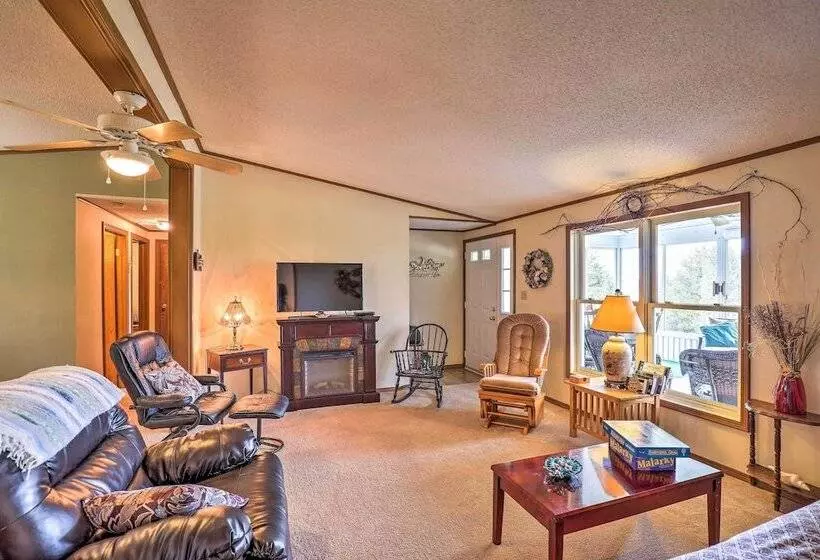 Finger Lakes Retreat W/ Sunroom, Fire Pit & Bbq!