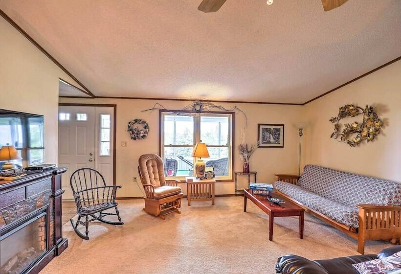 Finger Lakes Retreat W/ Sunroom, Fire Pit & Bbq!