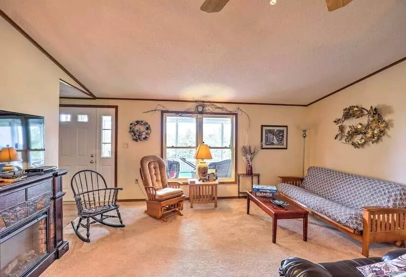 Finger Lakes Retreat W/ Sunroom, Fire Pit & Bbq!