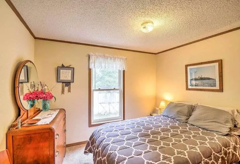 Finger Lakes Retreat W/ Sunroom, Fire Pit & Bbq!