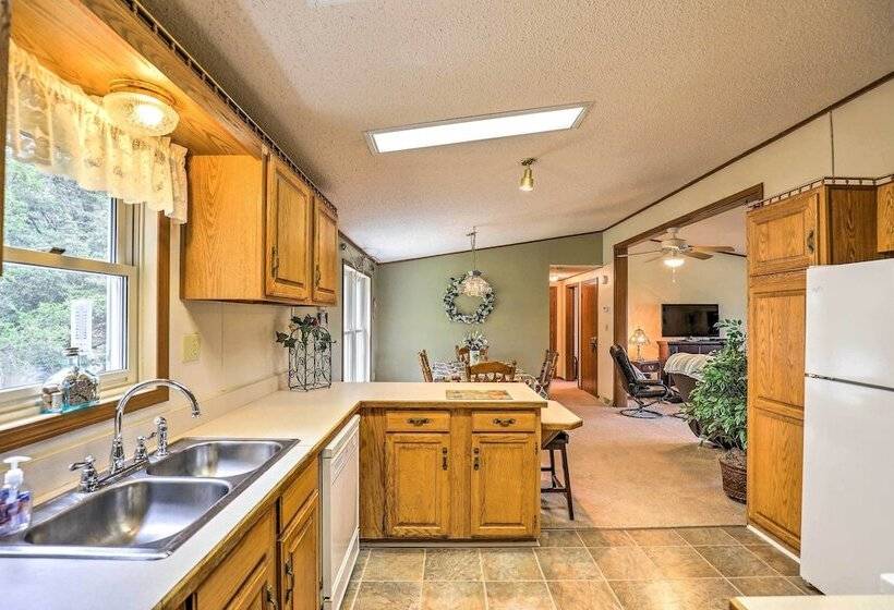 Finger Lakes Retreat W/ Sunroom, Fire Pit & Bbq!