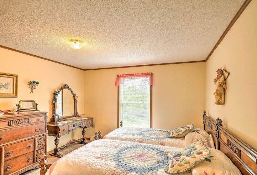 Finger Lakes Retreat W/ Sunroom, Fire Pit & Bbq!