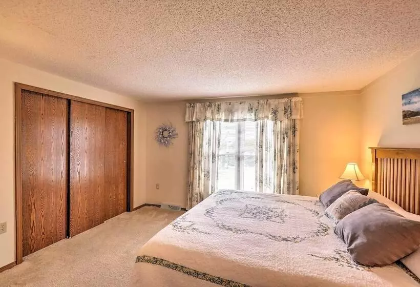 Finger Lakes Retreat W/ Sunroom, Fire Pit & Bbq!