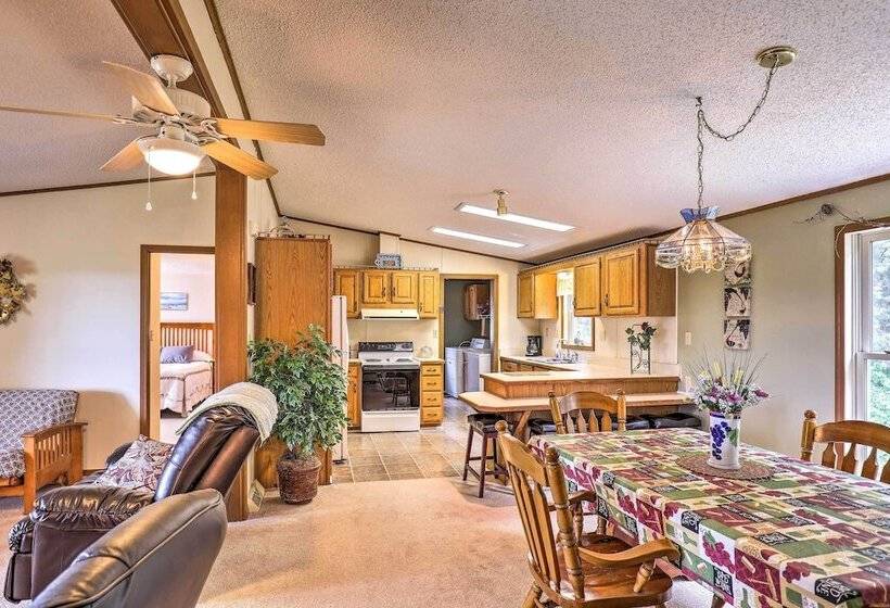 Finger Lakes Retreat W/ Sunroom, Fire Pit & Bbq!