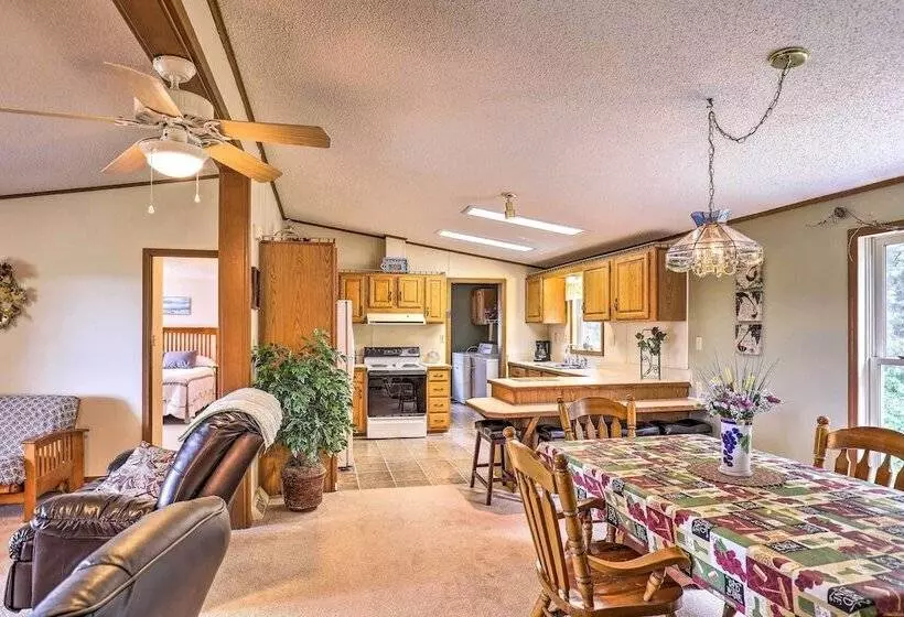 Finger Lakes Retreat W/ Sunroom, Fire Pit & Bbq!