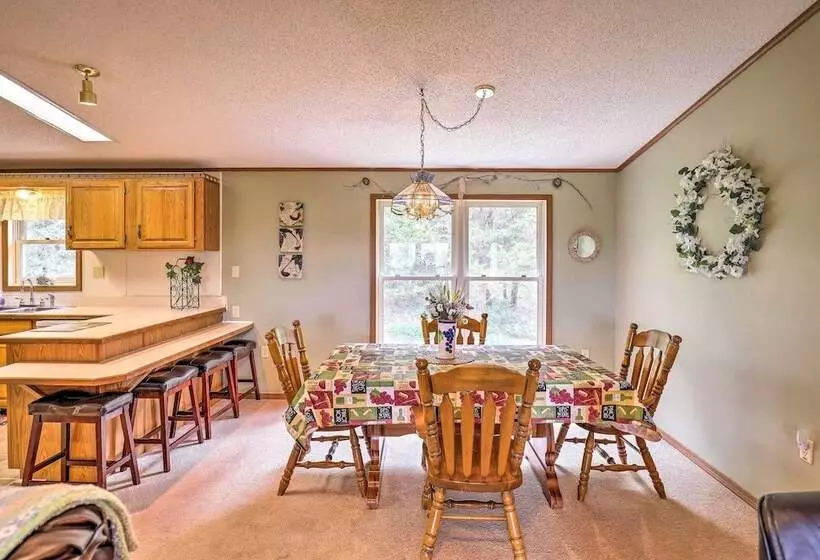 Finger Lakes Retreat W/ Sunroom, Fire Pit & Bbq!