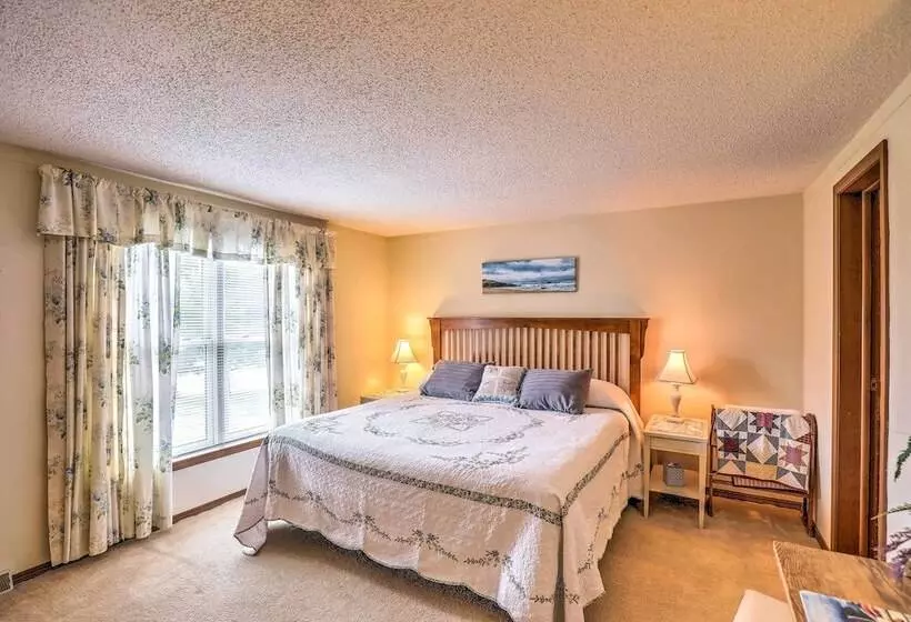 Finger Lakes Retreat W/ Sunroom, Fire Pit & Bbq!