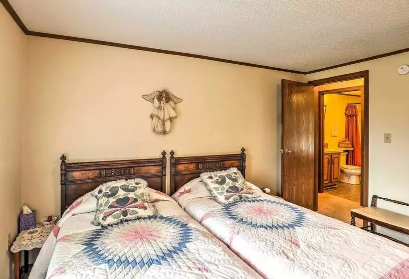 Finger Lakes Retreat W/ Sunroom, Fire Pit & Bbq!