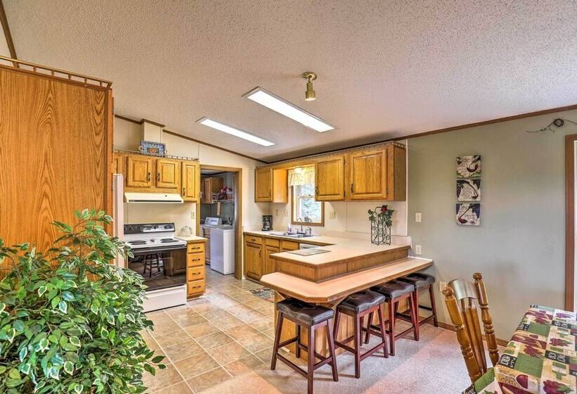 Finger Lakes Retreat W/ Sunroom, Fire Pit & Bbq!