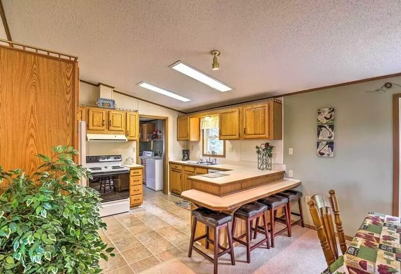 Finger Lakes Retreat W/ Sunroom, Fire Pit & Bbq!