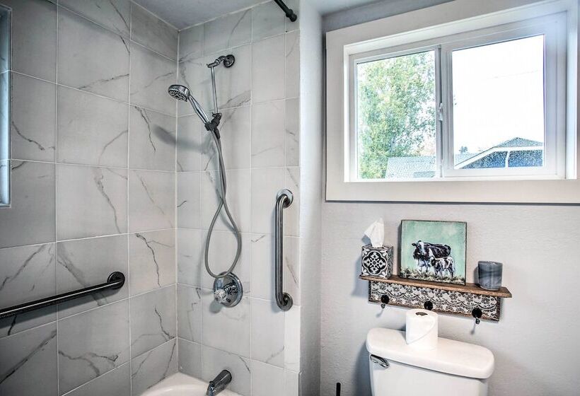 High End & Homey Family Abode: Walk Downtown!