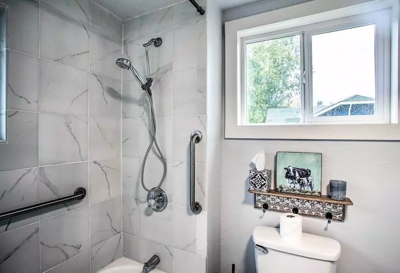 High End & Homey Family Abode: Walk Downtown!