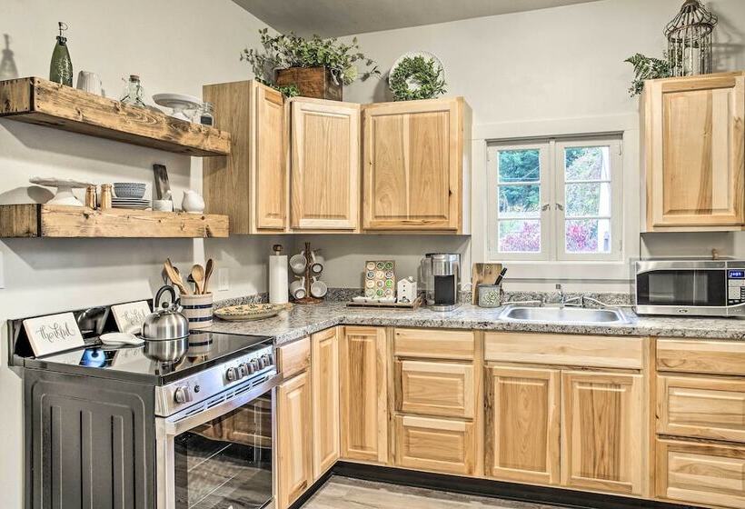 High End & Homey Family Abode: Walk Downtown!