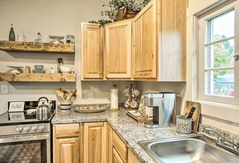 High End & Homey Family Abode: Walk Downtown!