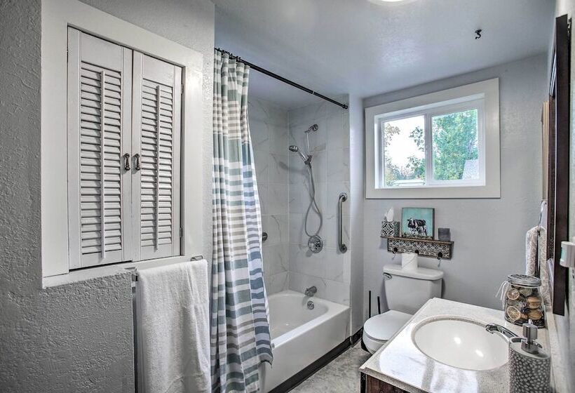 High End & Homey Family Abode: Walk Downtown!