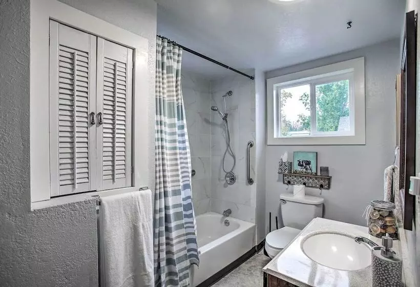 High End & Homey Family Abode: Walk Downtown!