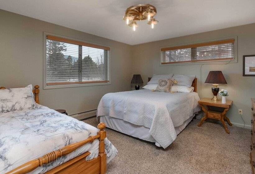 Spacious Colorado Retreat W/ Deck & Mountain Views