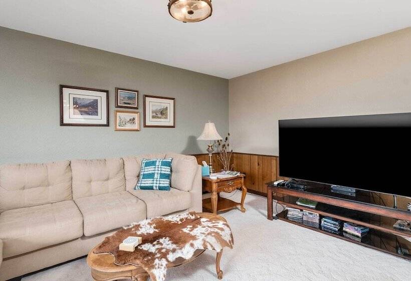 Spacious Colorado Retreat W/ Deck & Mountain Views