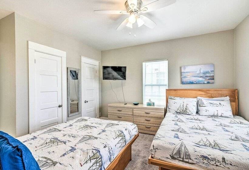 Walk To Beach: Galveston Home W/ Grill Near Pier!