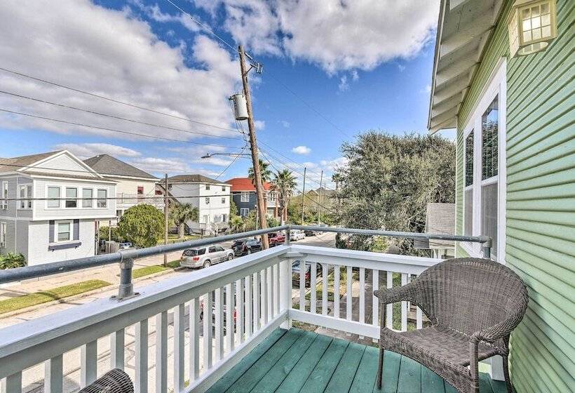 Walk To Beach: Galveston Home W/ Grill Near Pier!