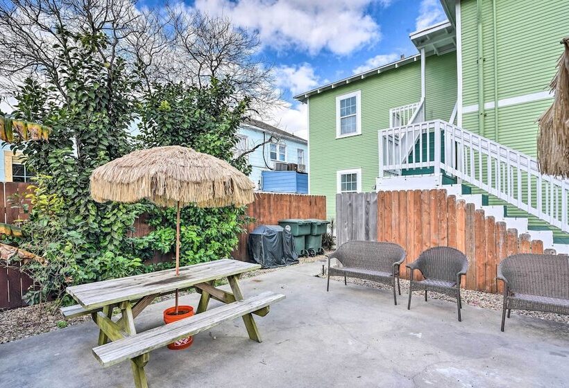 Walk To Beach: Galveston Home W/ Grill Near Pier!