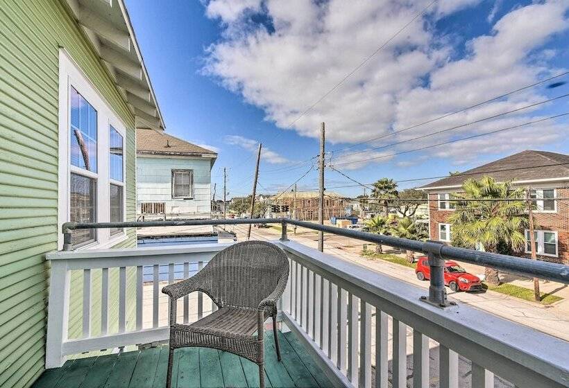 Walk To Beach: Galveston Home W/ Grill Near Pier!