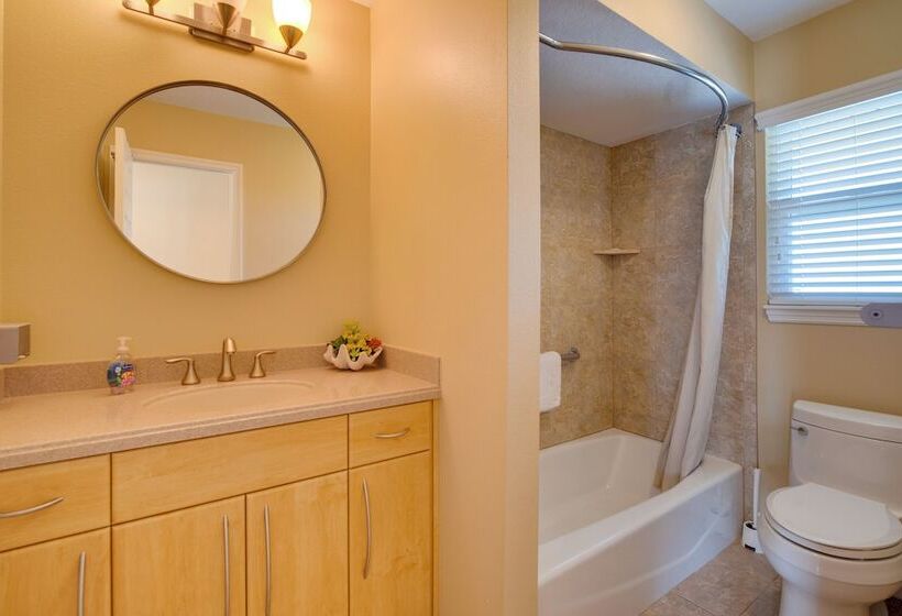 Luxe Spring Hill Home W/ Patio & Dock!