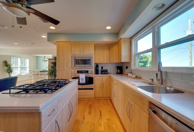 Luxe Spring Hill Home W/ Patio & Dock!