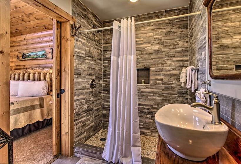 Majestic Mtn Getaway: Game Room, Decks & Hot Tub!