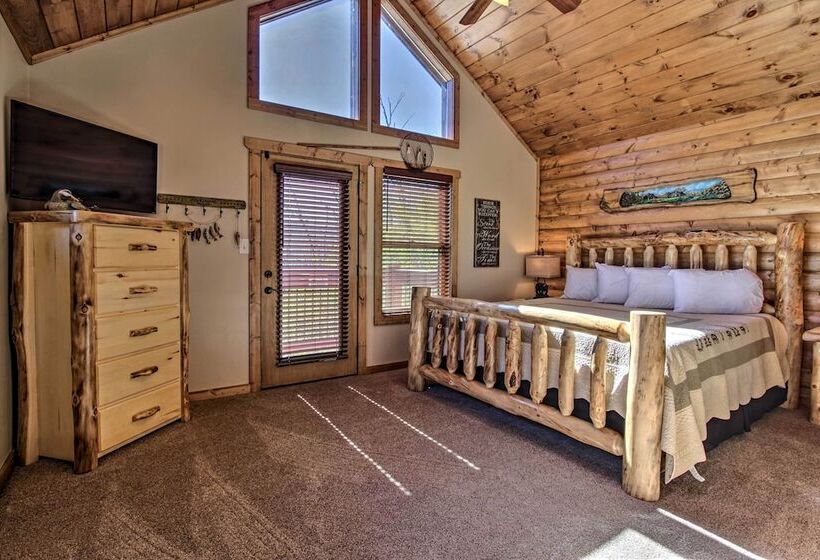 Majestic Mtn Getaway: Game Room, Decks & Hot Tub!