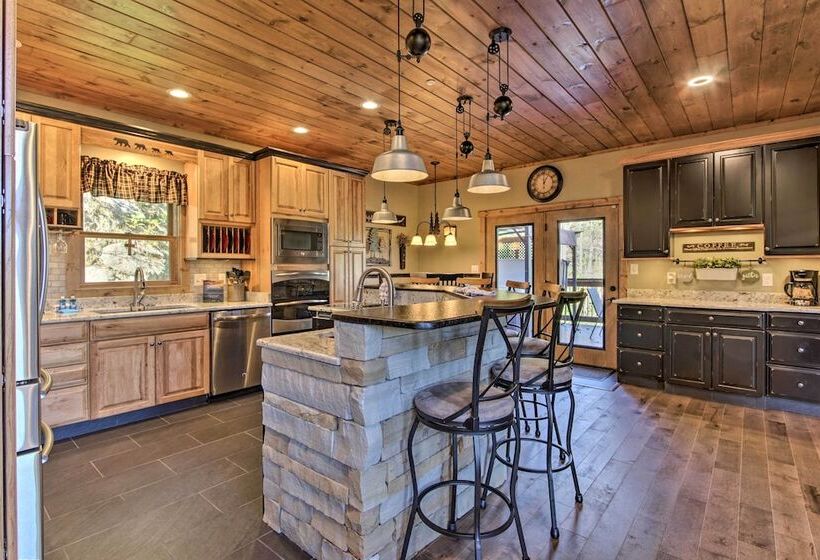 Majestic Mtn Getaway: Game Room, Decks & Hot Tub!