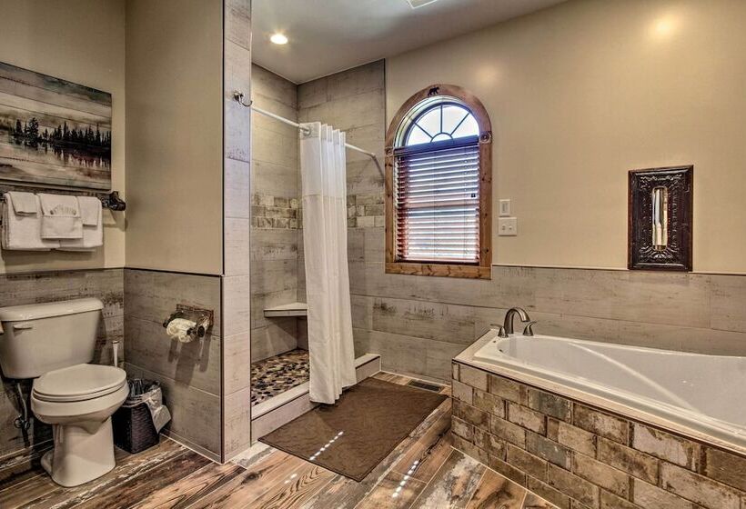 Majestic Mtn Getaway: Game Room, Decks & Hot Tub!