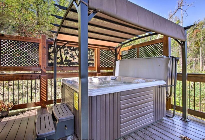 Majestic Mtn Getaway: Game Room, Decks & Hot Tub!