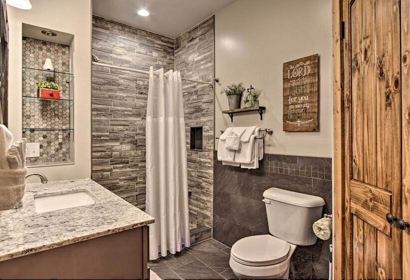 Majestic Mtn Getaway: Game Room, Decks & Hot Tub!