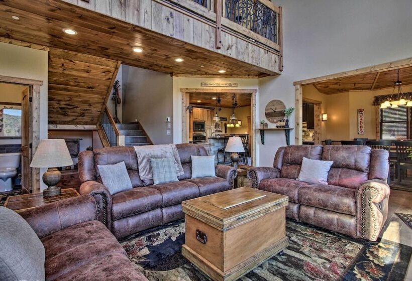 Majestic Mtn Getaway: Game Room, Decks & Hot Tub!