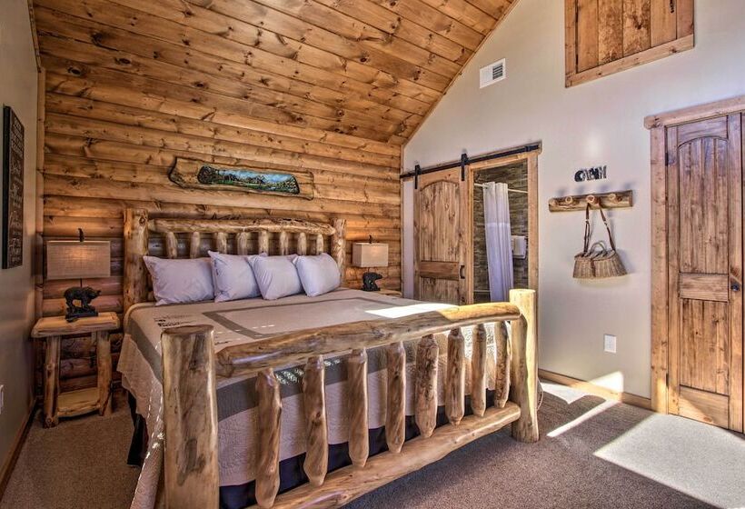 Majestic Mtn Getaway: Game Room, Decks & Hot Tub!