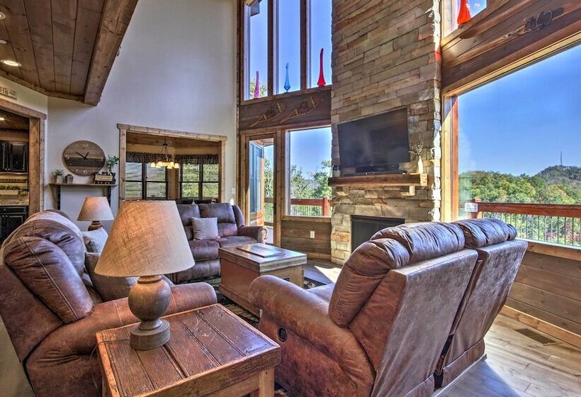 Majestic Mtn Getaway: Game Room, Decks & Hot Tub!