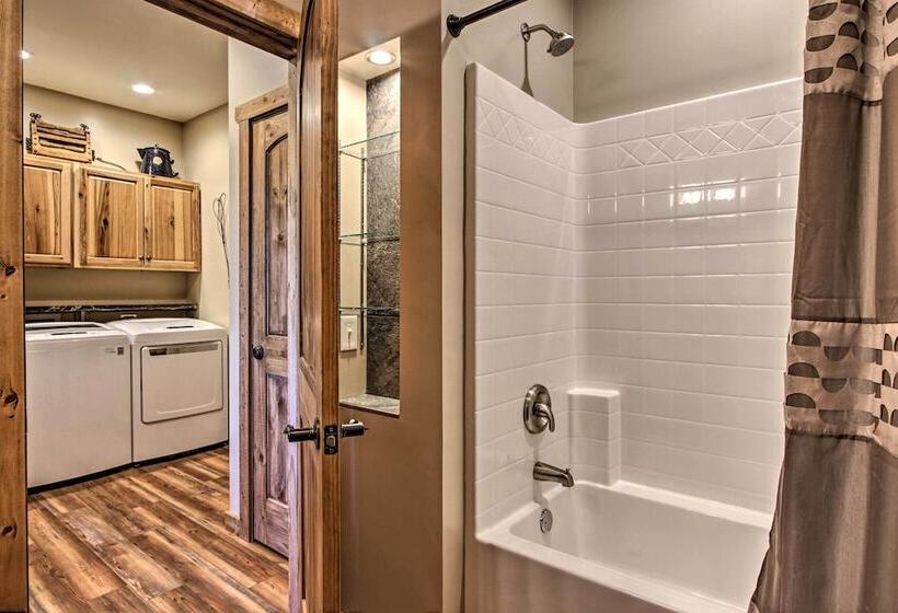 Majestic Mtn Getaway: Game Room, Decks & Hot Tub!