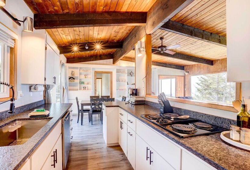 Ocean Vista Gold Beach Getaway!