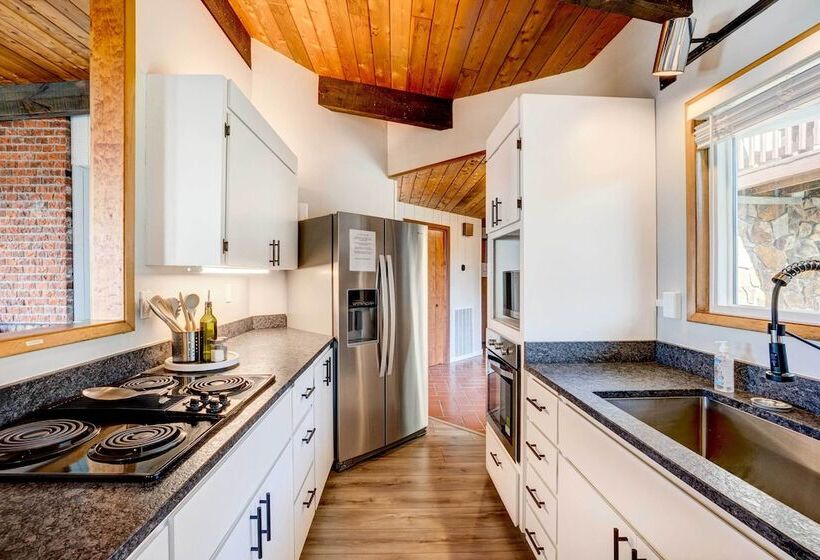 Ocean Vista Gold Beach Getaway!