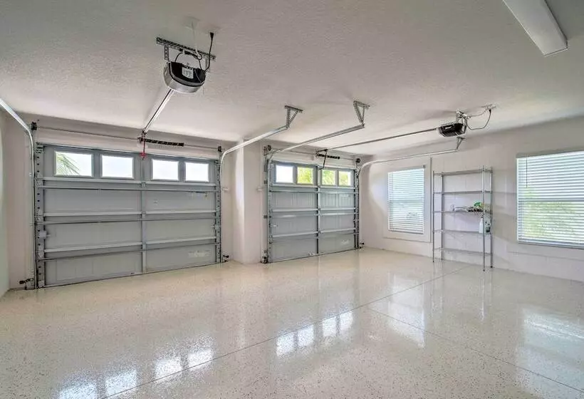 Open Concept Wildwood Home W/ Lanai & Yard!