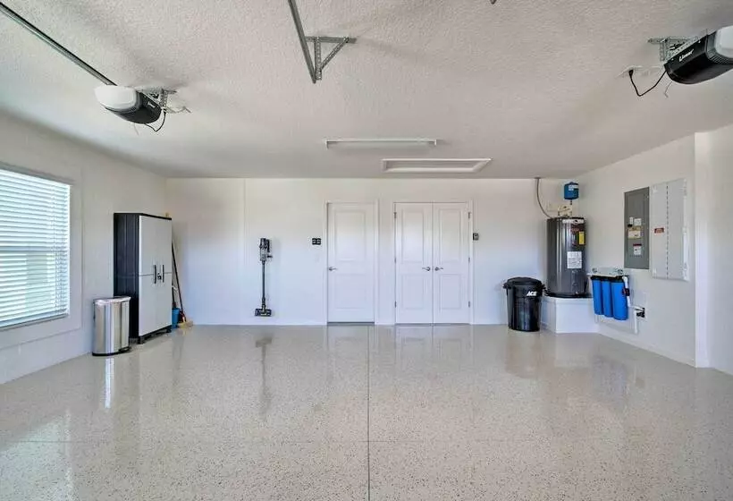 Open Concept Wildwood Home W/ Lanai & Yard!