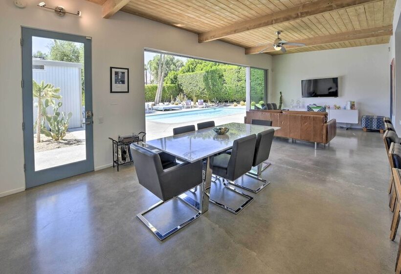 Palm Springs Home W/ Private Pool & Hot Tub!